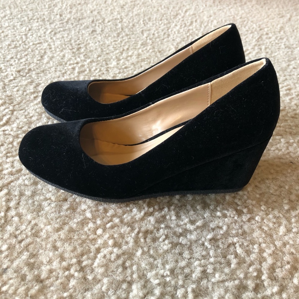 Round Toe Faux Suede Wedge Pumps